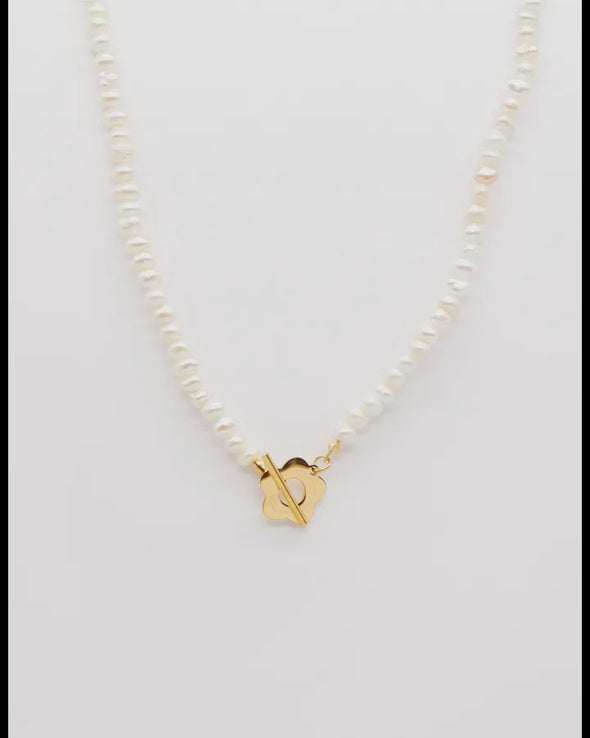Pearl  necklace with daisy gold fob