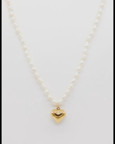 Necklace pearl and gold heart